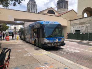 マイアミ空港から電車とバスでマイアミビーチのホテルへ向かいます