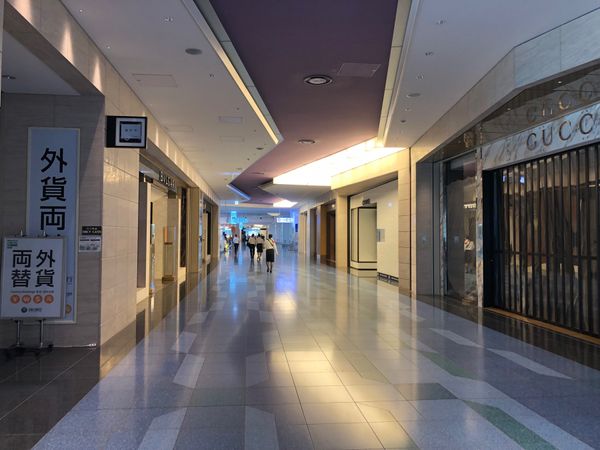 アメリカ(米国)・ニューヨーク「2022.04 ORD.MIA.JFK」の写真：制限エリアもシャッター通り商店街です