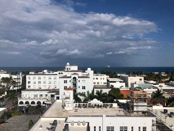 アメリカ(米国)・ニューヨーク「2022.04 ORD.MIA.JFK」の写真：屋上にもプールがあり、こちらでのんびりと...