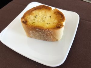 テーブルがセットされました
今回は洋食のチョイス
エシレが嬉しい
パンはガ...