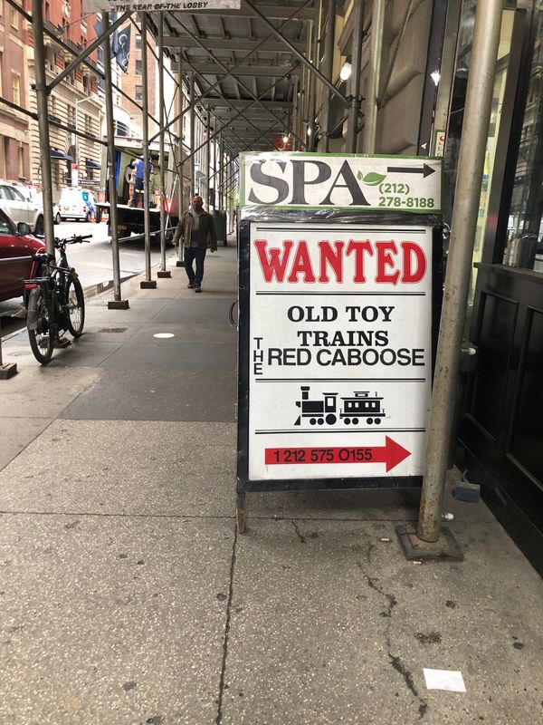 アメリカ(米国)・ニューヨーク「2022.04 ORD.MIA.JFK」の写真：マンハッタンにある模型店
年寄りがやって...