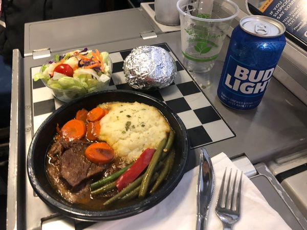 アメリカ(米国)・ニューヨーク「2022.04 ORD.MIA.JFK」の写真：夕ご飯
ビーフは定番ですね♪
アルコール...