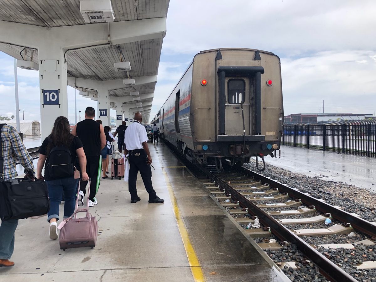 きょうはアムトラックの旅
シルバーサービス
ニューヨークまで約30時間
楽...