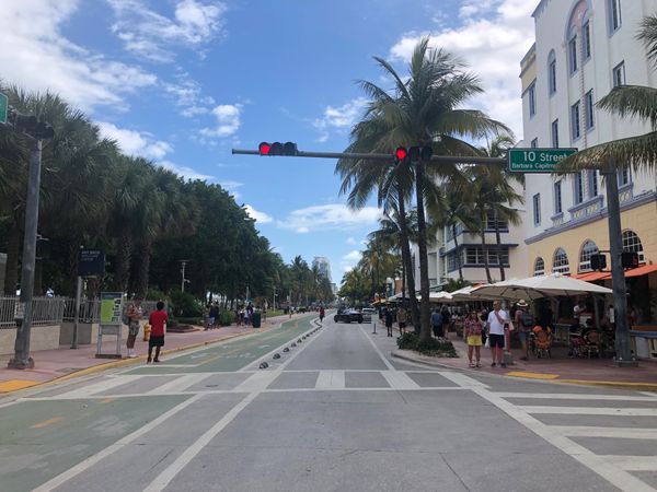 アメリカ(米国)・ニューヨーク「2022.04 ORD.MIA.JFK」の写真：プールも飽きて街歩き
水に浸かると肌寒い...