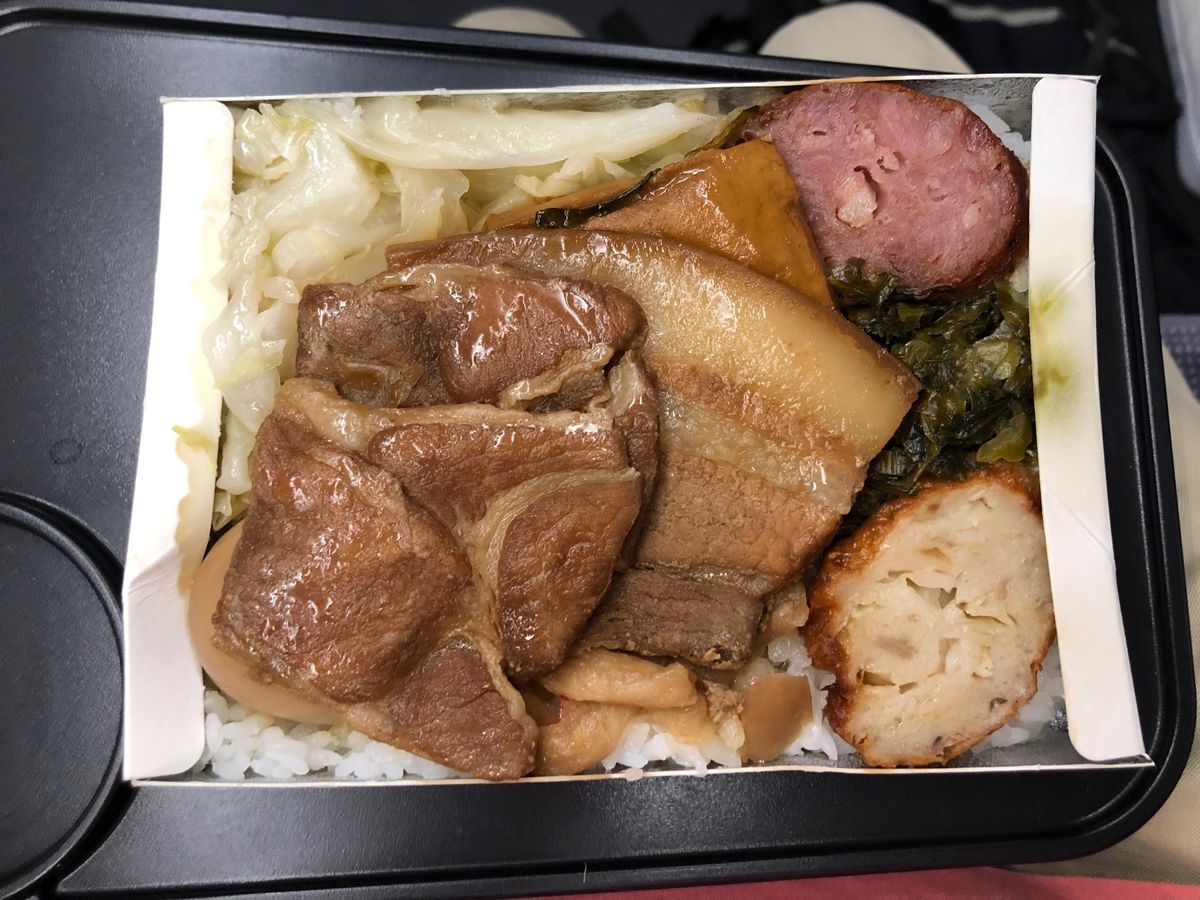 商務座の車内
お菓子や飲み物くれます
列車に揺られ福隆の便當食べました