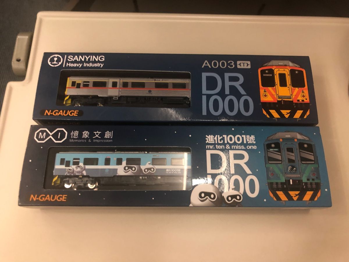 台湾新幹線で台中へ
車内で戦利品を眺める