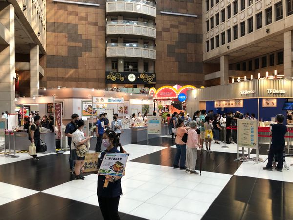 台湾・台北「2022.11TSA台湾列車の旅」の写真：台北駅に行ったら鐵路便當節やっていました❣️