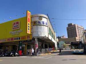 ローカル列車に乗って彰化へ
またまた模型屋さん
数軒隣のローカルな麺屋さん...