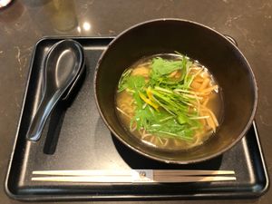 ラウンジではラーメンを食べたあと、サロンでくつろぎます