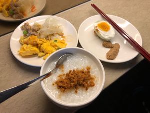 朝のフライトなので、ラウンジで朝ごはん
お粥が美味しいです