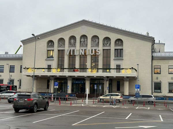 リトアニア・ヴィリニュス「バルト三国旅行　リトアニア」の写真：ヴィリニュス空港から電車で街へ
大きめ電...