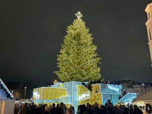 クリスマスマーケットは大聖堂広場で
豪勢なツリーとクリスマストレイン
ホッ...