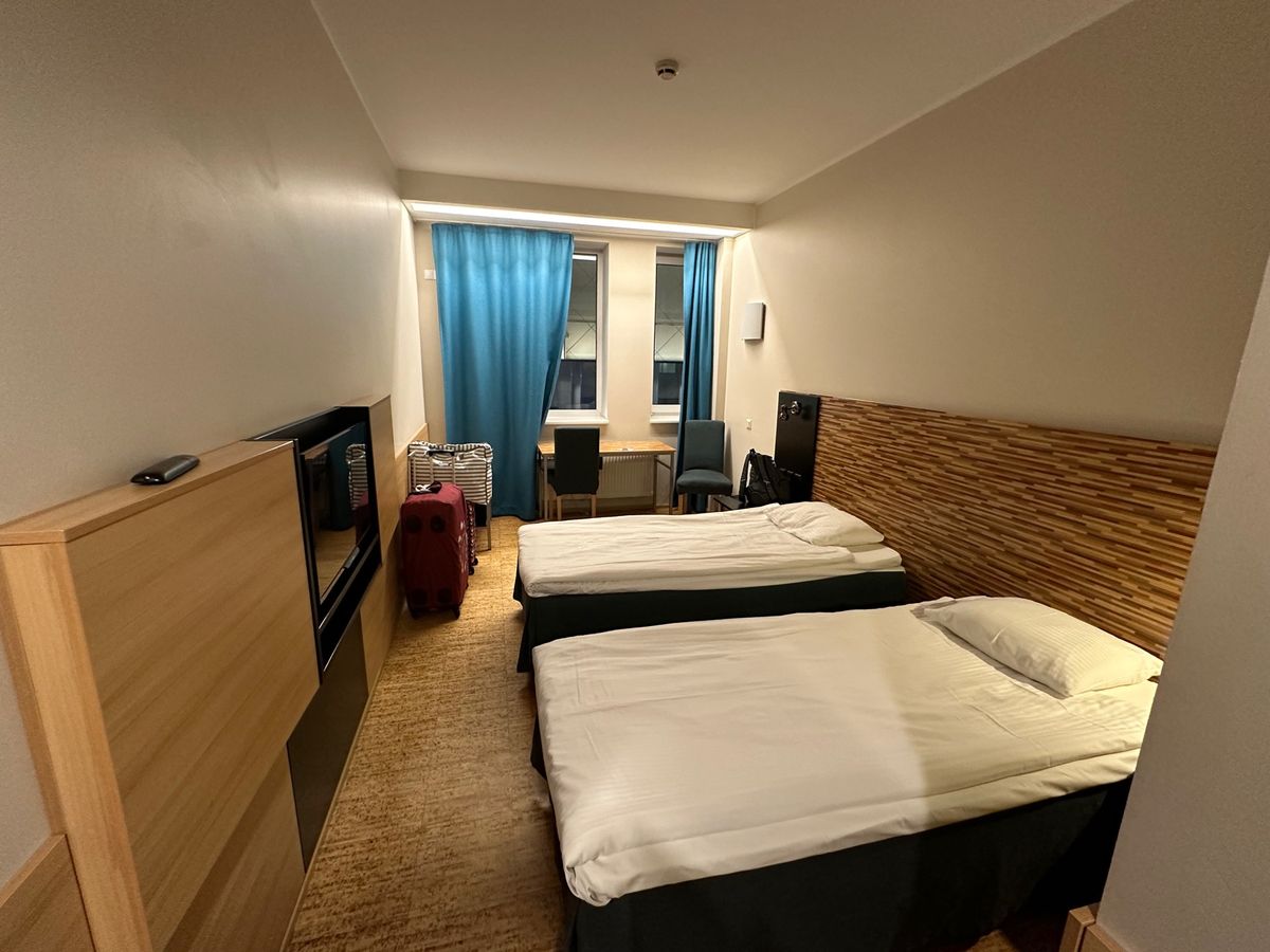 タリンバスターミナルからポート近くのホテルまで
街に繰り出します