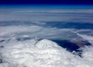 機内からの富士山は雲が掛かっていた