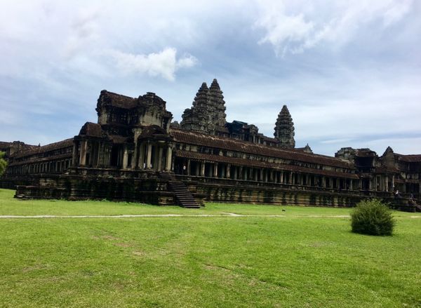 香港・跑馬地 Happy Valley「NRT ✈︎ HKG ✈︎ REP ✈︎ HKG ✈︎ HND」の写真：アンコールワット内部へ。