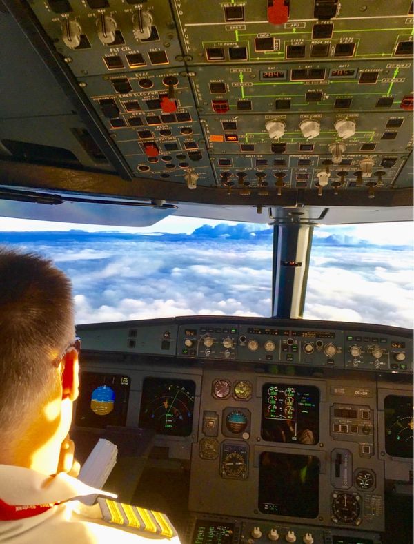 香港・跑馬地 Happy Valley「NRT ✈︎ HKG ✈︎ REP ✈︎ HKG ✈︎ HND」の写真：せっかくなのでコクピットの写真を。