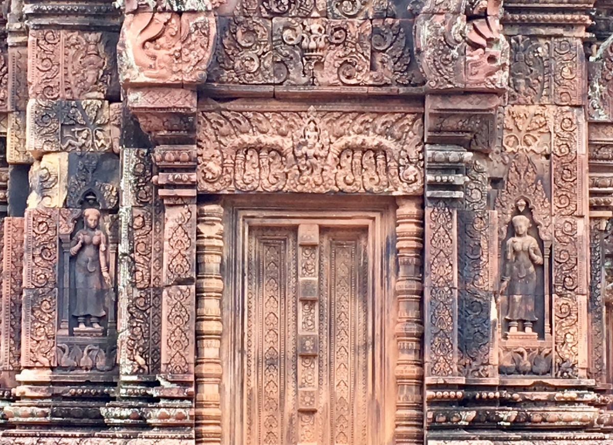 バンテアイ•スレイ。

東洋のモナリザ。