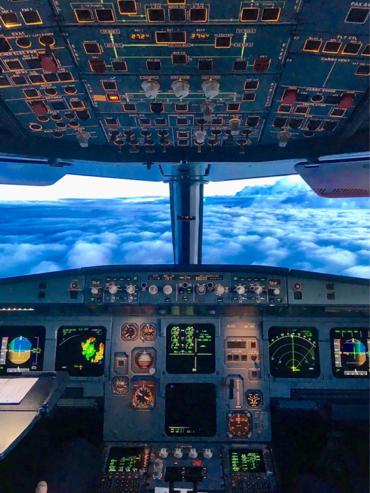 せっかくなのでコクピットの写真を。