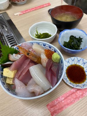 三陸道北上し海鮮食べたくて大船渡漁港側へ。
名前もステキ💓
海の幸おふるま...