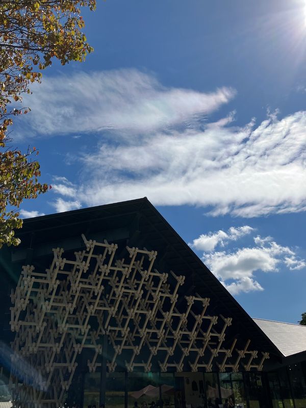 日本・長野県「家族みんなで信州〜黒部ダムの旅」の写真：白馬のスノーピーク。
山々と隈研吾の建物...