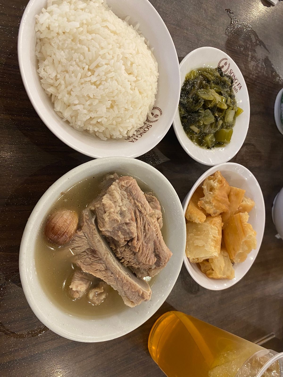 食事はスパイシーで美味
お酒は高いけど