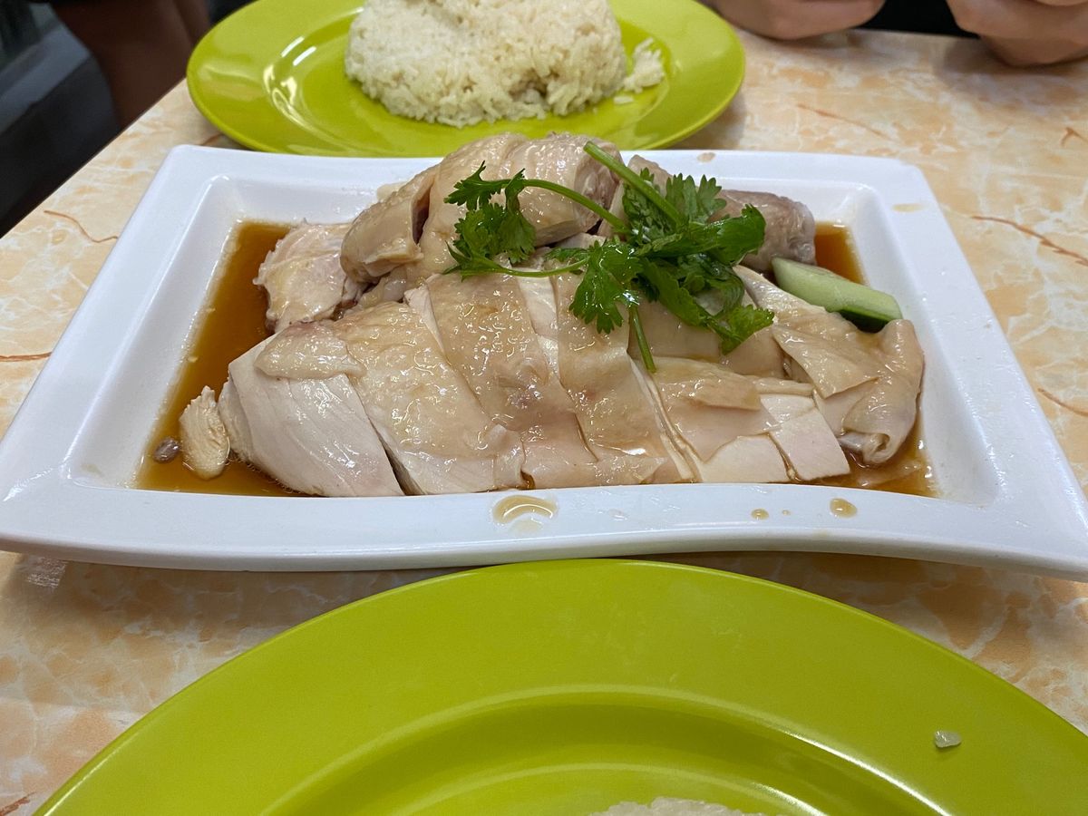 食事はスパイシーで美味
お酒は高いけど