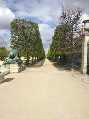 オペラからヴァンドーム広場とチュイルリー庭園を抜けて、オルセー美術館へ向か...