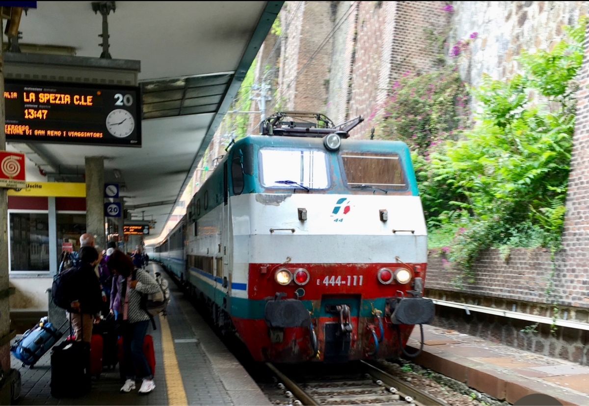 シャルルドゴールの、一番端のターミナルからからジェノヴァに向かいます。

...