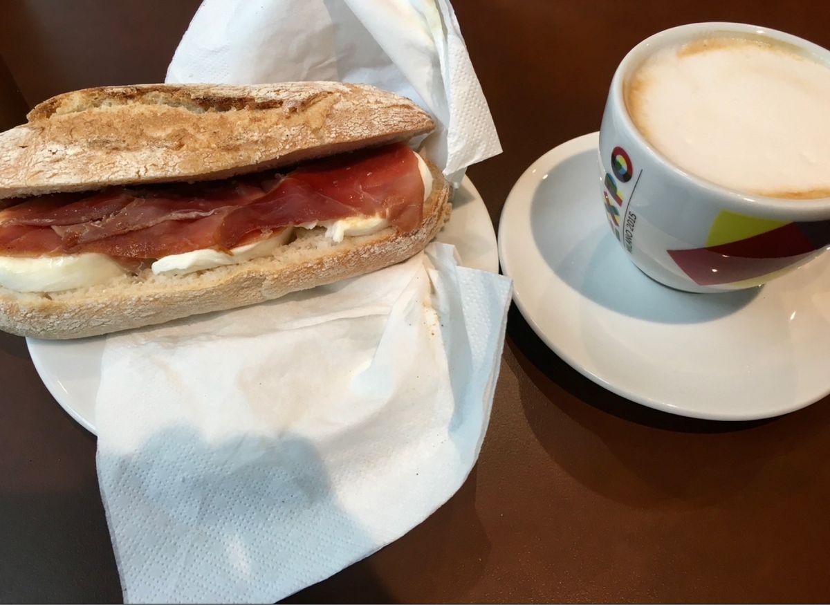 シャルルドゴールの、一番端のターミナルからからジェノヴァに向かいます。

...