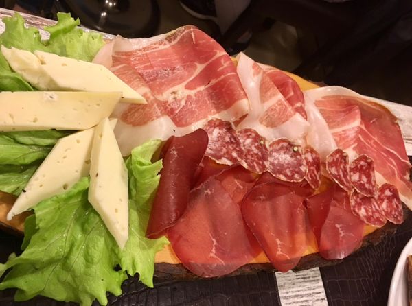 香港・跑馬地 Happy Valley「NRT ✈︎ HKG ✈︎ CDG ✈︎ GOA 🚇 Monterosso 🚇 Milano ✈︎ HKG」の写真：大聖堂近くでランチ