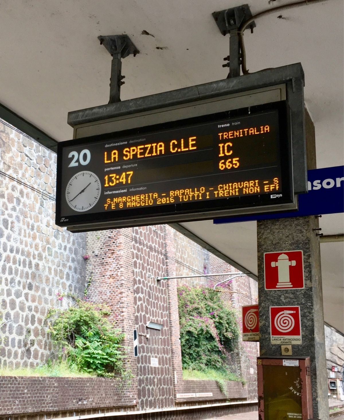 シャルルドゴールの、一番端のターミナルからからジェノヴァに向かいます。

...