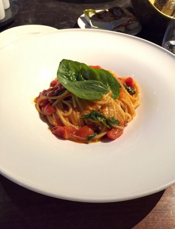 香港・跑馬地 Happy Valley「NRT ✈︎ HKG ✈︎ CDG ✈︎ GOA 🚇 Monterosso 🚇 Milano ✈︎ HKG」の写真：カナダ人妻の爆買い