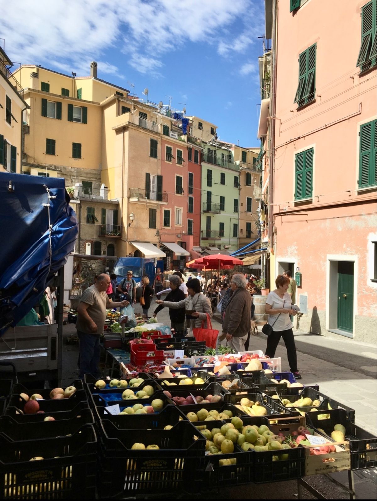 翌日はモンテロッソ以外の村を訪れます。先ずボートで向かったのはヴェルナッツァ