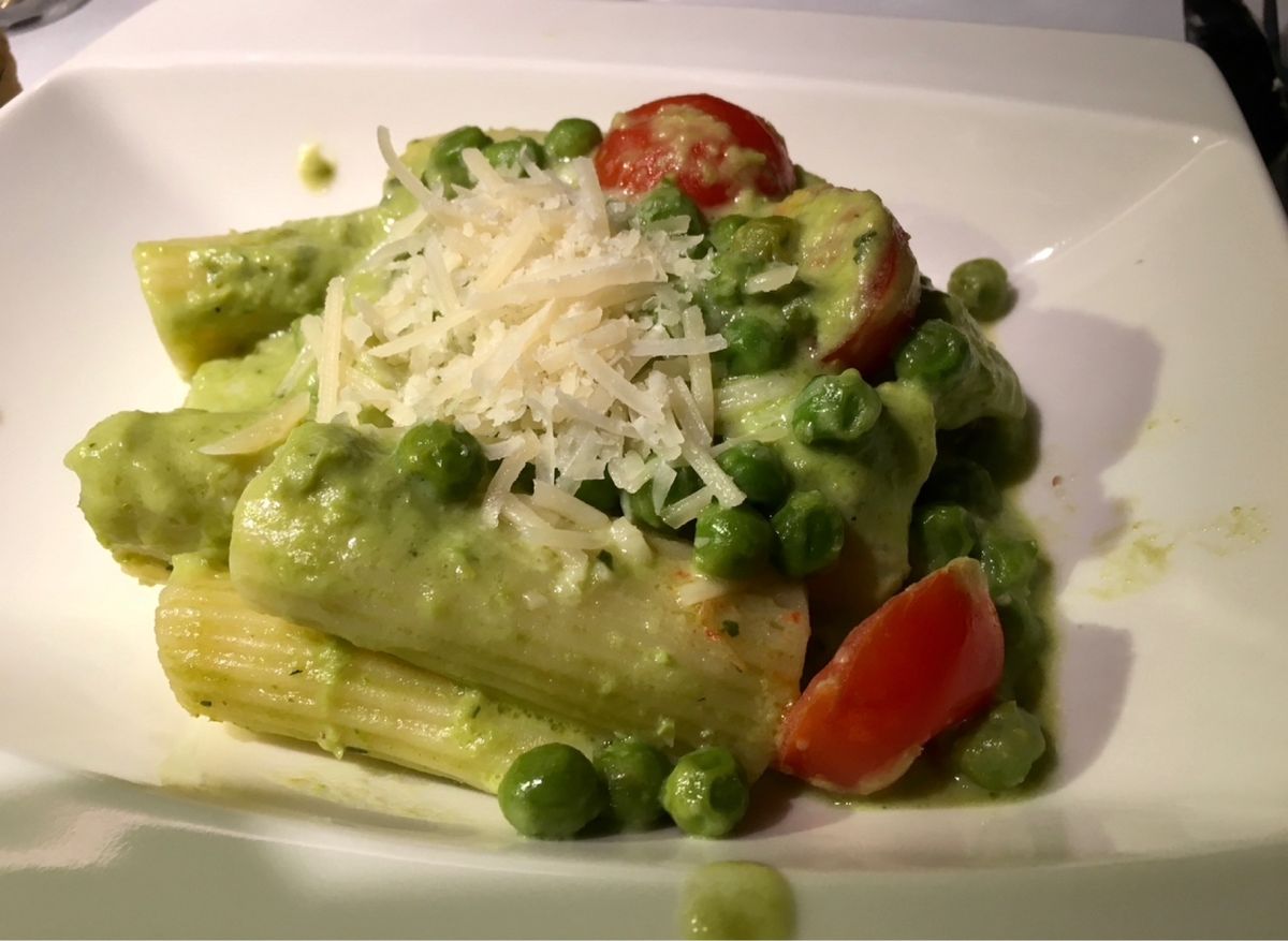 機内食、イタリア発は意外にも口に合わない。
妻とも話するが日本発の機内食が至高。