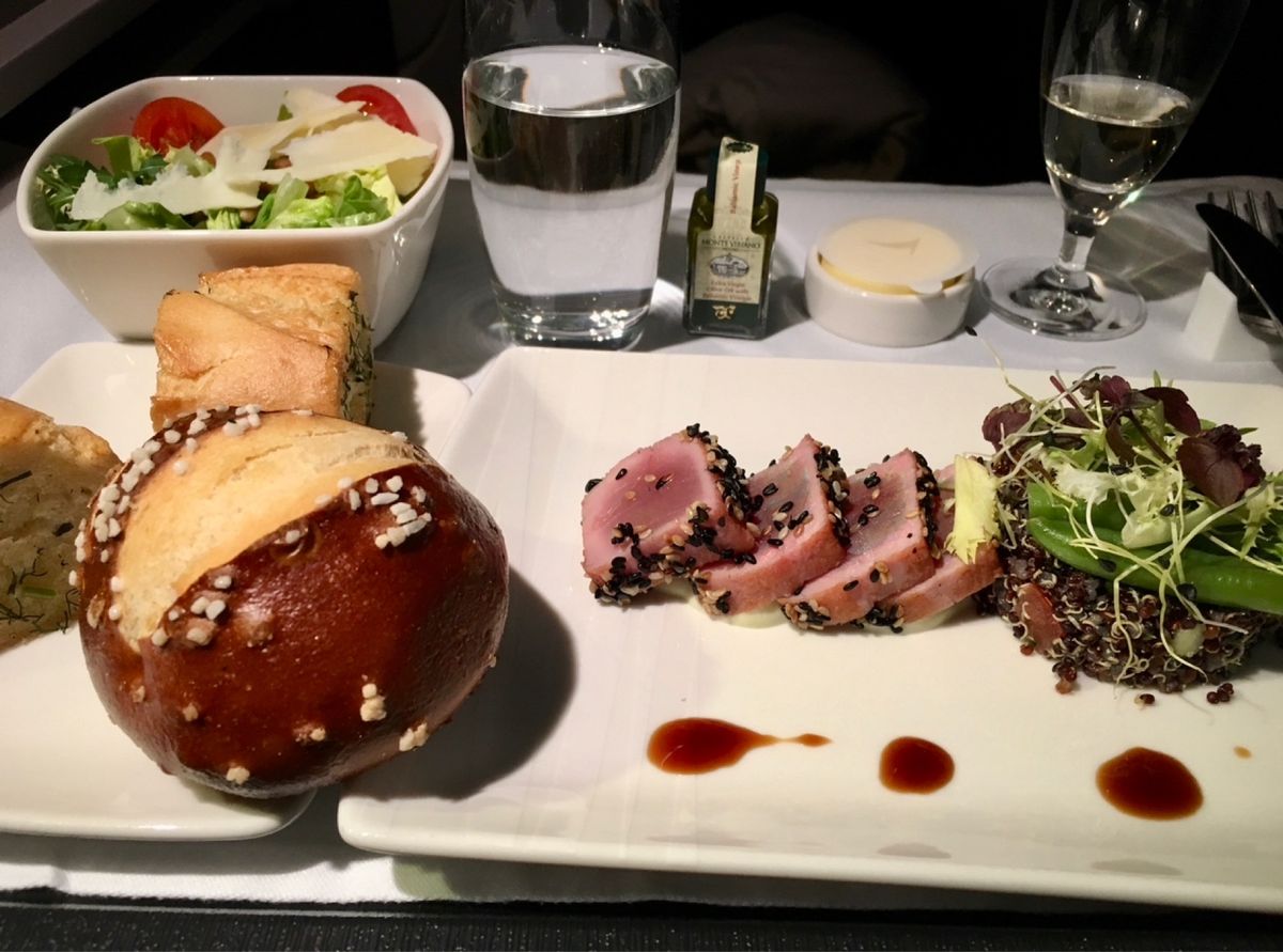 機内食、イタリア発は意外にも口に合わない。
妻とも話するが日本発の機内食が至高。