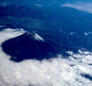 富士山には薄っすらと雪