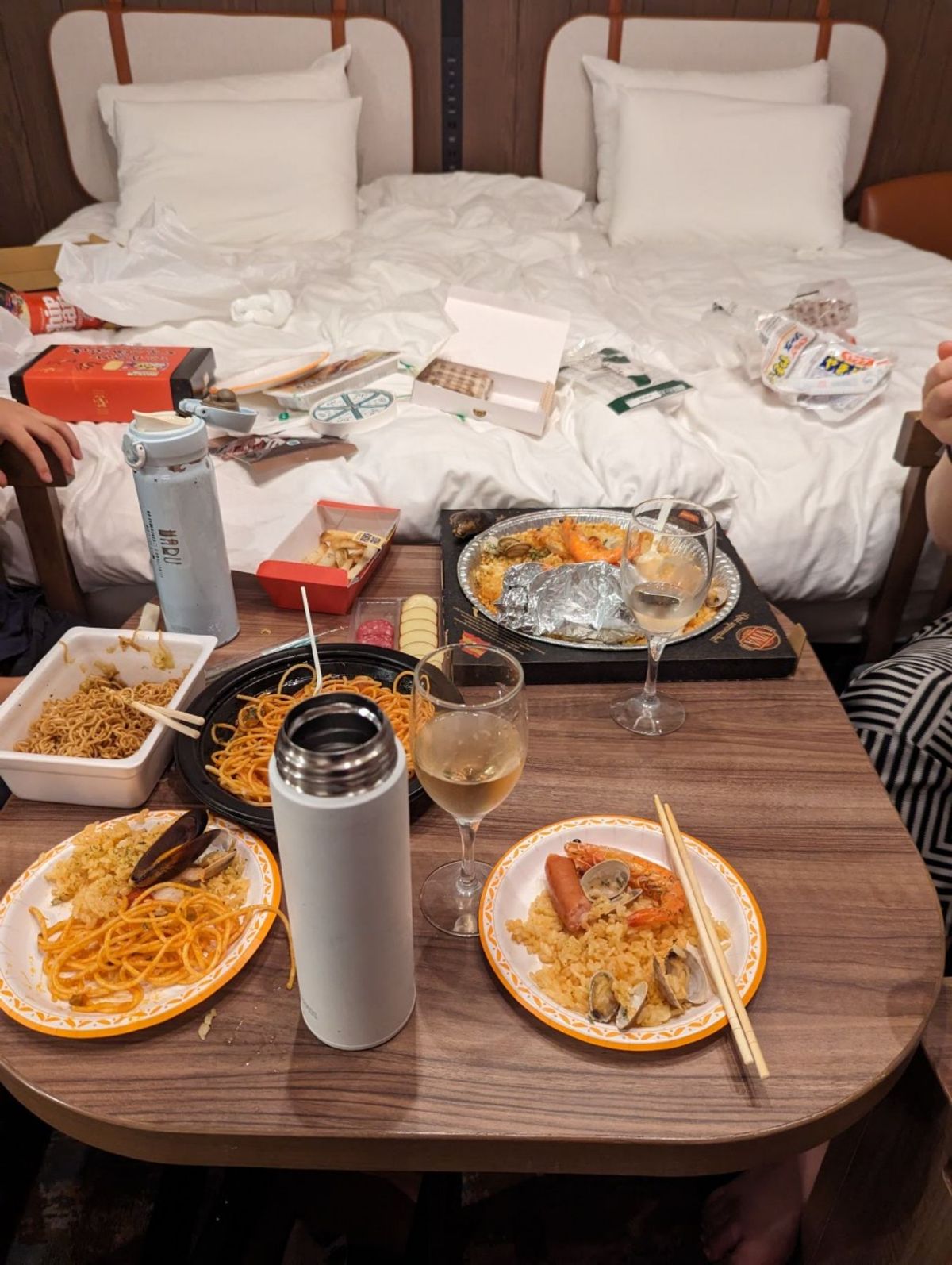 夕飯は部屋でコンビニ飯！（一部ピザーラ）

普段コンビニで食事する機会もな...