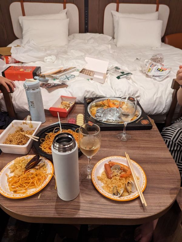日本・軽井沢「軽井沢プリンスホテル」の写真：夕飯は部屋でコンビニ飯！（一部ピザーラ）...