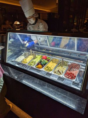 夕食はホテルのプリムローズ
何度も泊まったことあるけど初。

ブッフェレス...