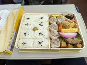 三連休の東京駅はお盆並に混んでた！
崎陽軒のシュウマイ弁当を食べながら軽井...