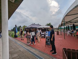 ワインの卸会社が卸値でケース買いできるイベントやってた。試飲がたくさんでき...