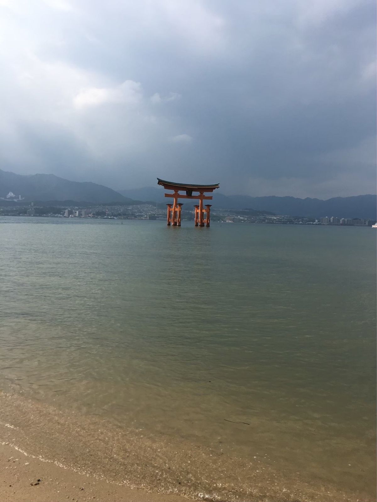 厳島神社にも行ってきた。
途中から雨降ったから空真暗😂