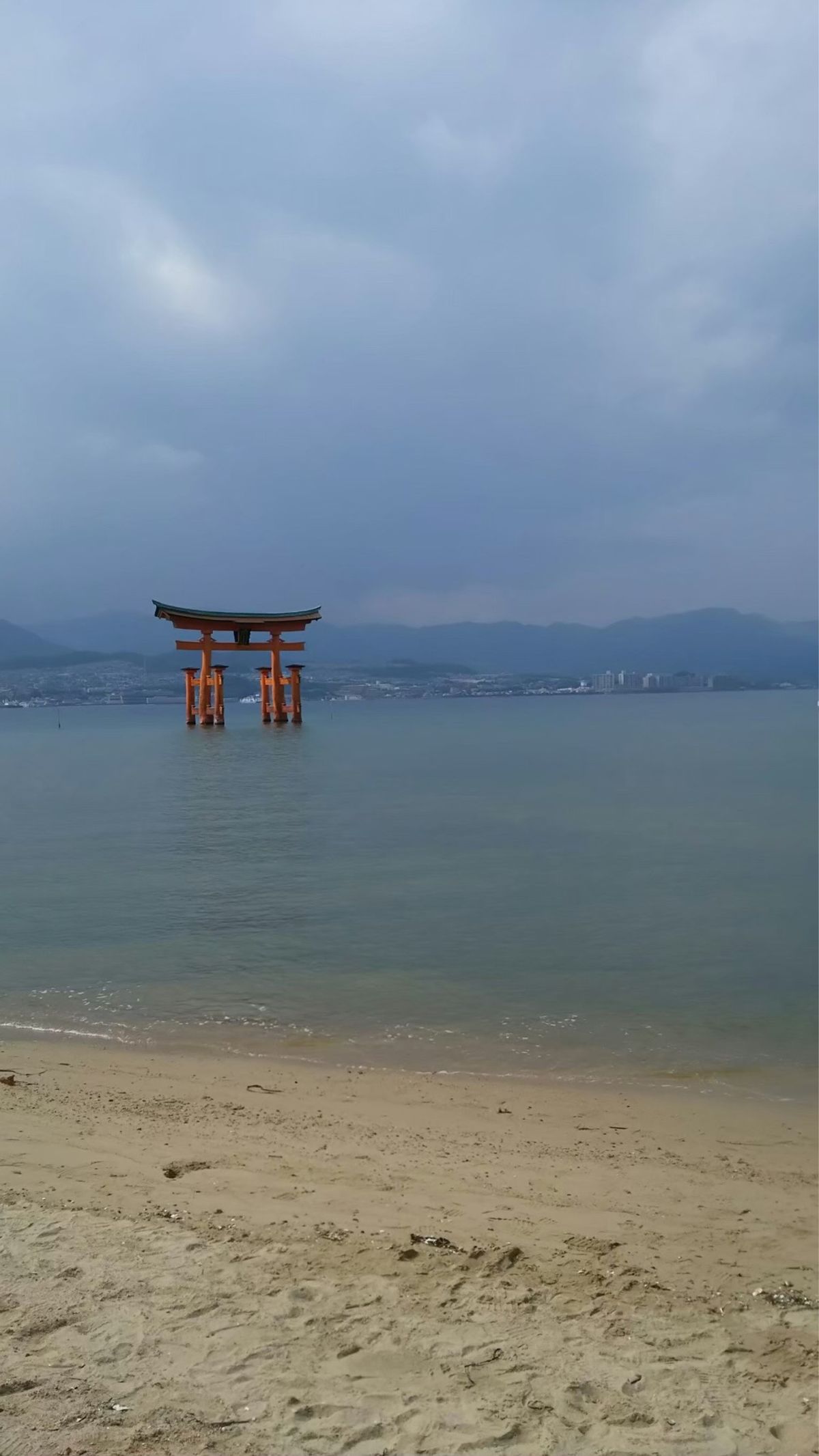 厳島神社にも行ってきた。
途中から雨降ったから空真暗😂