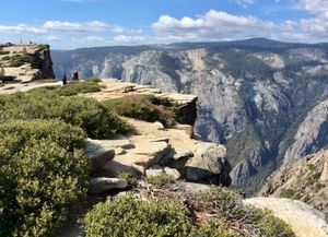 山道を抜けると荒々しい岩場に。