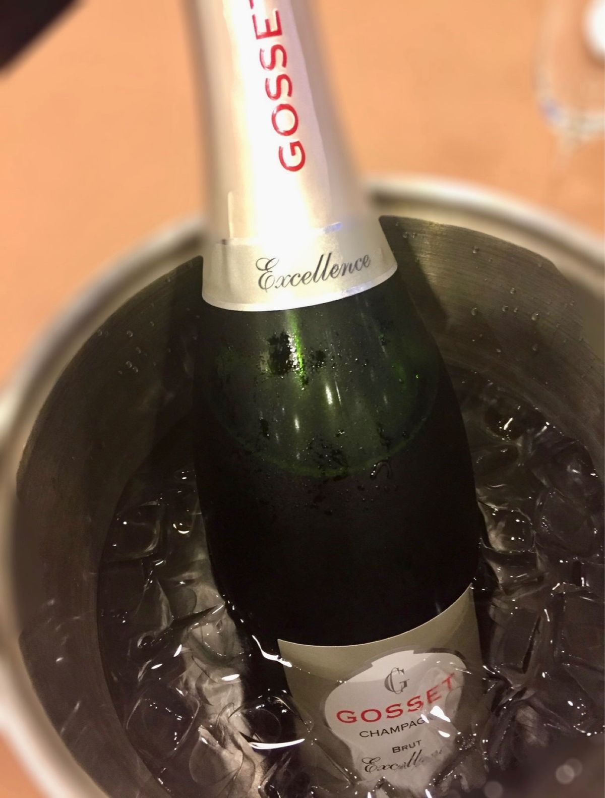 いつも通り、香港でカナダ人妻と落ち合います。