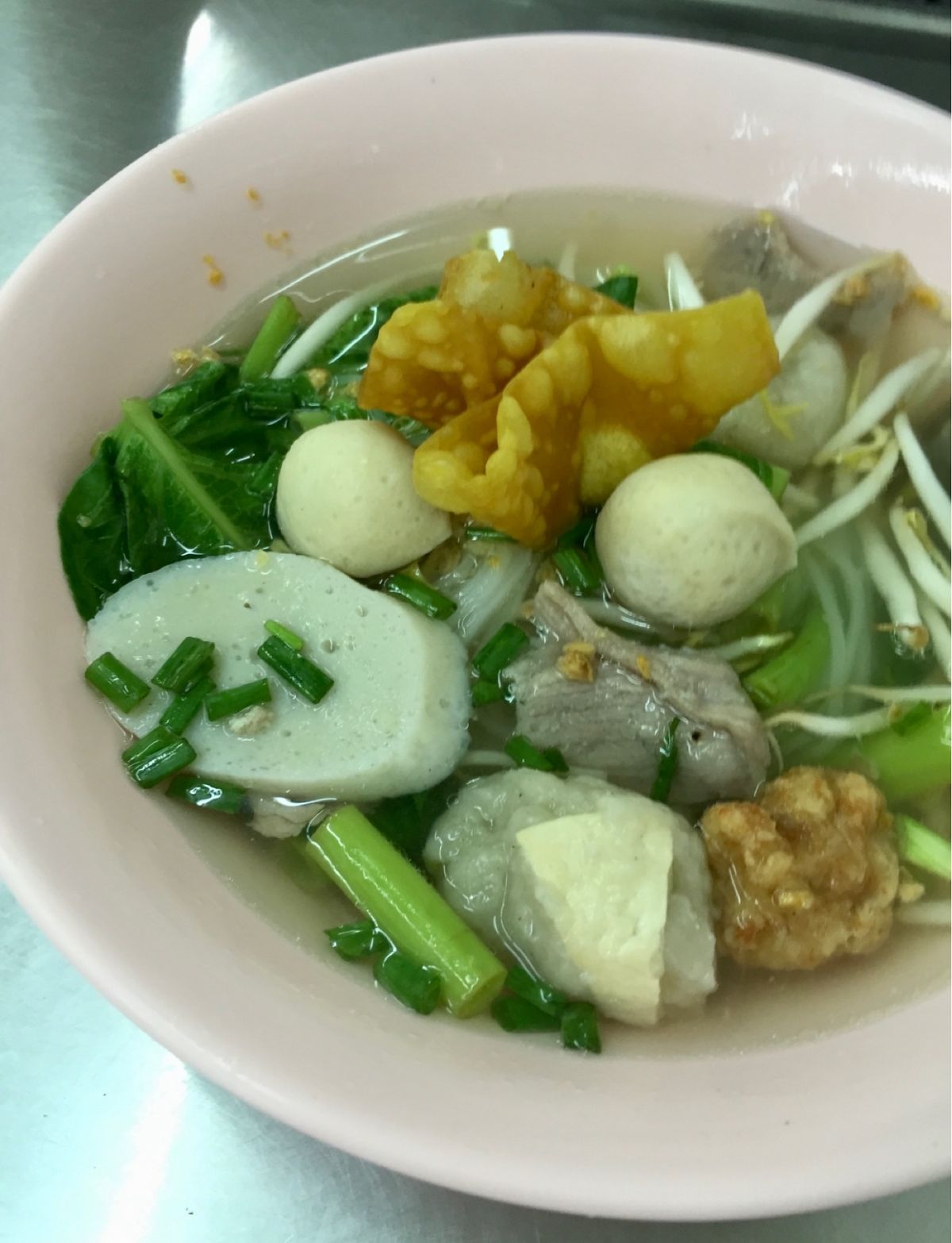 ホテル専用のボートでランチへ。