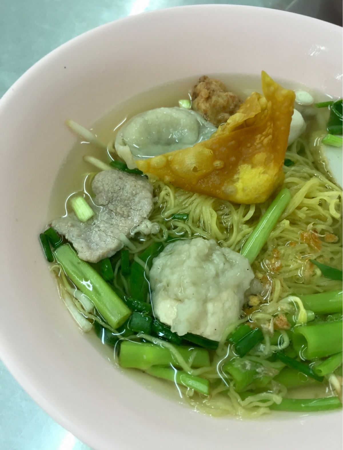 ホテル専用のボートでランチへ。