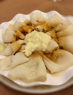 今回は良く行く四川料理店へ。