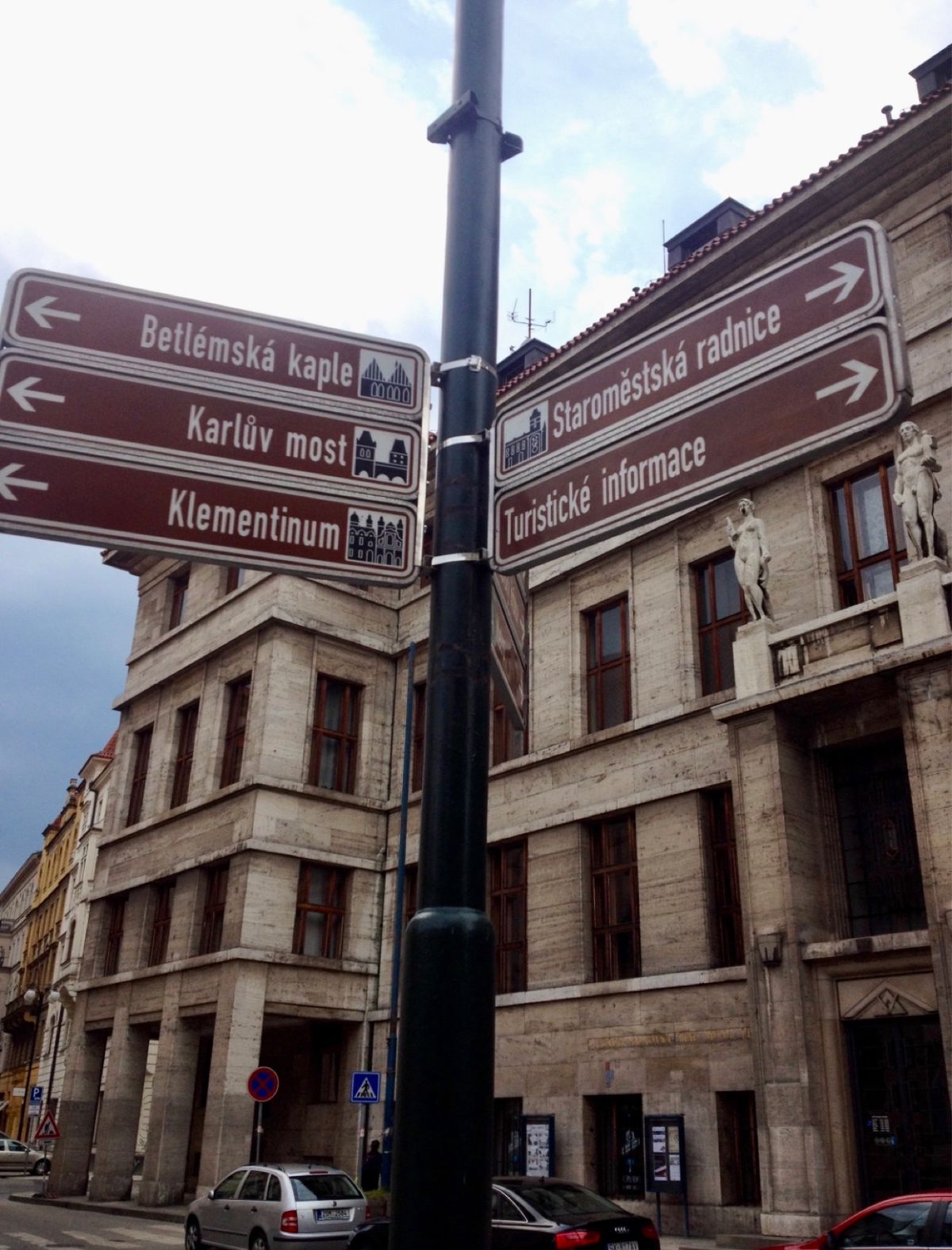 カレル橋近くでトルデルニークを頂きました。