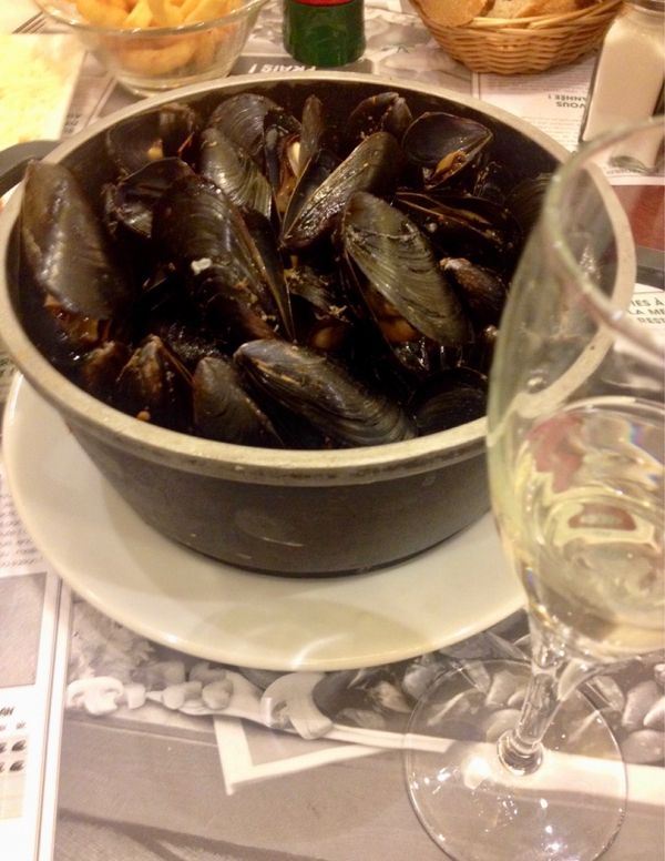 香港「NRT ✈︎ HKG ✈︎ CDG ✈︎ PRG ✈︎ FRA ✈︎ HKG ✈︎ NRT」の写真：ムール貝は専門店で。